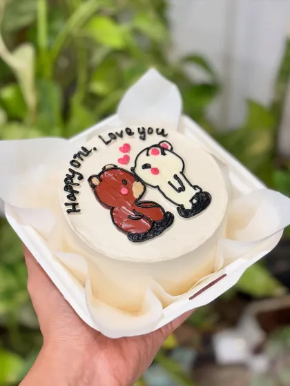 A bear-y sweet anniversary bento cake. This design features an adorable illustration of two kissing bears, perfect for celebrating one year of love.