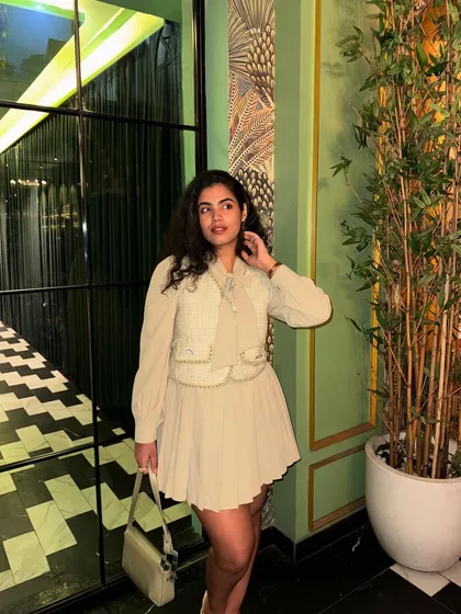 A final shot of the dinner look. This outfit proves that you can be comfortable and elegant at the same time.