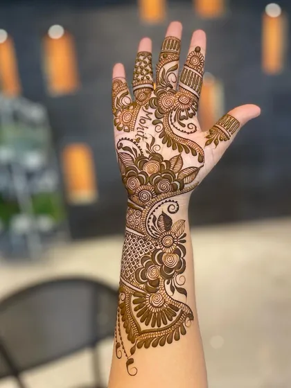 A clear, full view of the guest mehandi design with the hidden name.