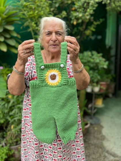 A sunny day calls for a sunny outfit. This green baby romper with a bright sunflower on the chest is sure to bring smiles. The overall-style design is both cute and practical for playtime.
