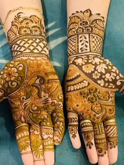 An elegant design on the palms with a personalized initial. This is a great example of a party-style mehendi that is both beautiful and meaningful.
