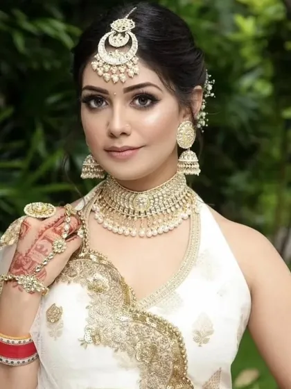 An elegant look in white, featuring a choker with delicate pearl drops and a matching passa. This is perfect for a Nikah ceremony or reception.