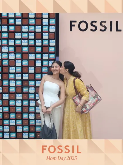 A sweet mother-daughter moment captured at the Fossil event. Our booths help create a space for guests to make and capture personal memories during a brand experience.