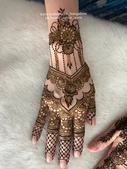 An elegant and stylish design perfect for a wedding guest or for any festive occasion. It's less dense than bridal mehendi but just as beautiful.