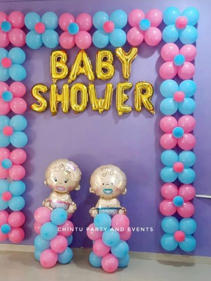 A simple baby shower balloon arch in pink and blue. This frame-style decoration is perfect for placing in a doorway or as a photo backdrop at home.