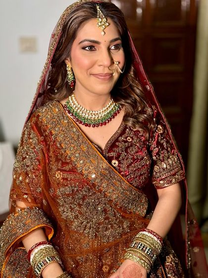 The bride's happy and relaxed smile says it all. This no-edit photo captures her natural beauty and the elegance of the look.
