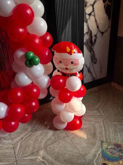 A cute Santa Claus balloon pillar, a fun addition to any Christmas decor.
