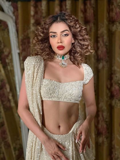 A final portrait of this iconic look. It's all about confidence and glamour.