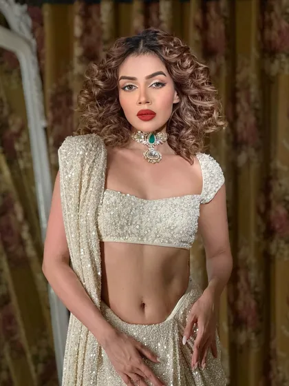 A final portrait of this iconic look. It's all about confidence and glamour.