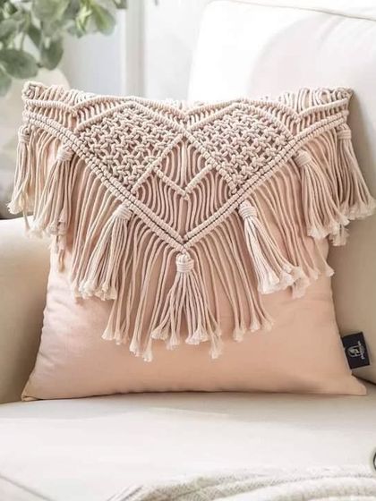 Our macrame cushion cover in a soft blush pink. The heart-shaped pattern and tassels add a romantic and delicate touch to your decor.