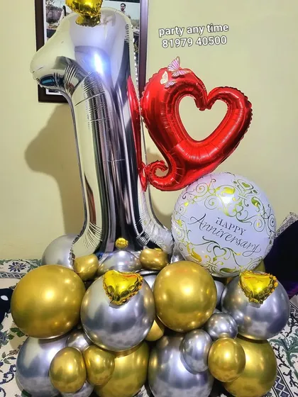 A first anniversary balloon bouquet with a heart-shaped foil balloon.