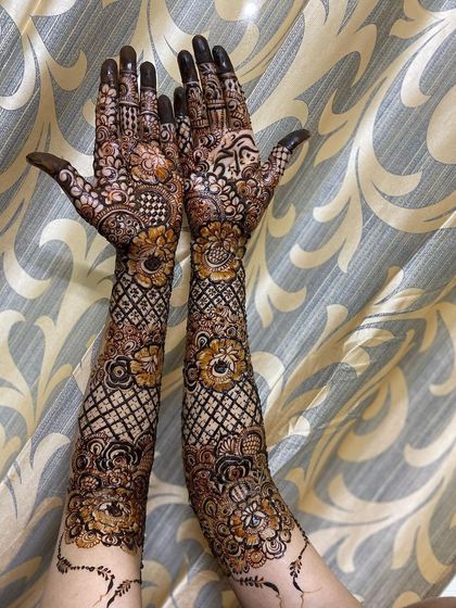 A beautiful pose showcasing the full length of the bridal henna.