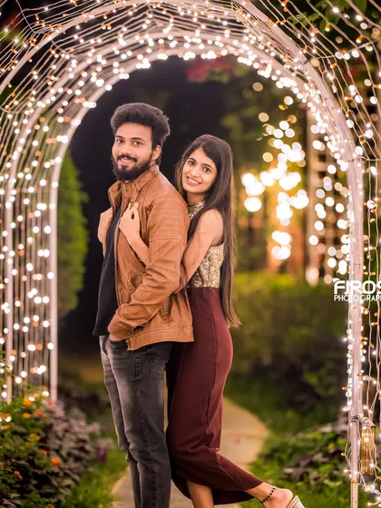 A classic couple's pose in the light tunnel, a timeless choice for a romantic pre-wedding photo.