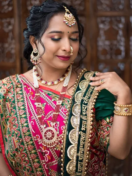 A profile view of the sider look, showing the complete makeup and traditional jewelry.