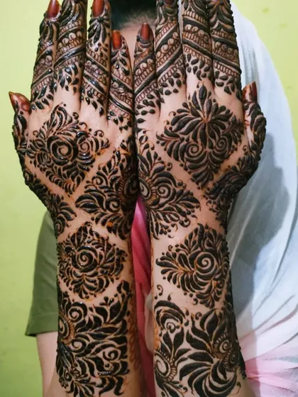 A stunning Khafeef design with geometric diamond patterns and bold, swirling motifs.