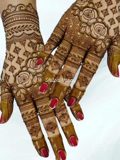 A gorgeous design with rose vines and net patterns, perfect for festivals like Teej.