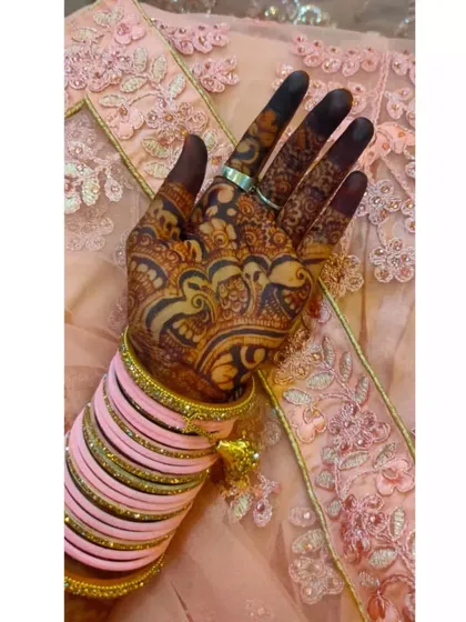 Another angle of this beautiful peacock-themed henna stain. You can see the fine lines and the rich, consistent color that my homemade paste produces.