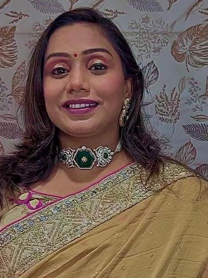 A client looking chic and elegant in a green Kundan and pearl choker. This trendy piece is perfect for a sangeet or mehendi function.