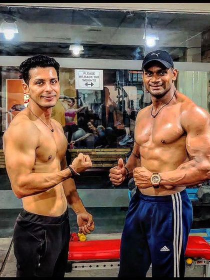 Client ke saath post workout pose. Ek successful session ke baad thodi masti banti hai.