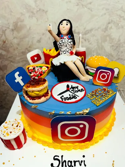The full view of the foodie and social media cake, a perfect theme for a modern birthday.