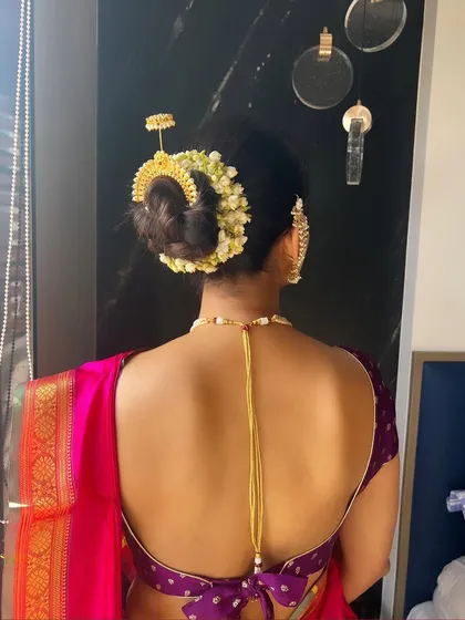 A stunning Maharashtrian bridal bun, adorned with a traditional gold accessory and fresh gajra.