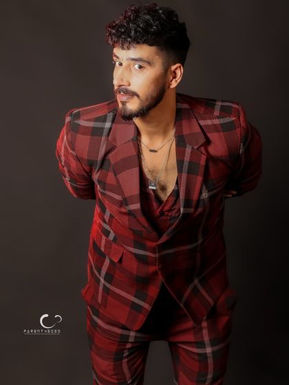 A glance over the shoulder adds a dynamic and slightly mysterious element to this stylish portrait.