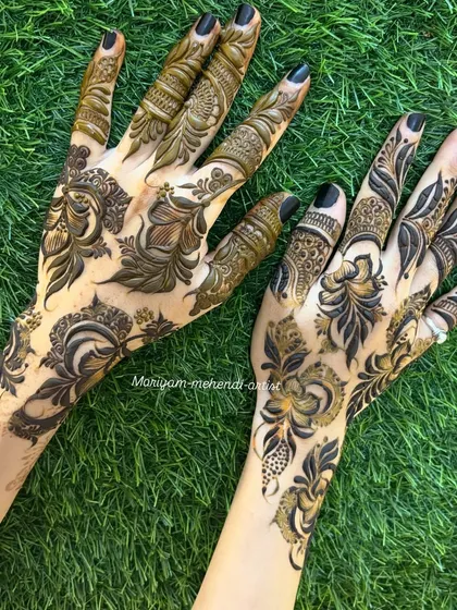 For those who love modern and chic designs, I create styles like this floral Khafif pattern. It uses negative space beautifully to create a design that is both intricate and airy.