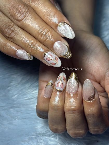 A full view of this glamorous and detailed floral nail art set.