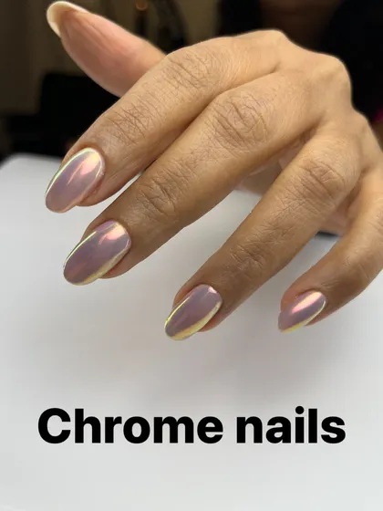 A look at one of our beautiful new chrome powders. This iridescent chrome shifts from pink to gold over a nude base, creating a stunning unicorn-skin effect.