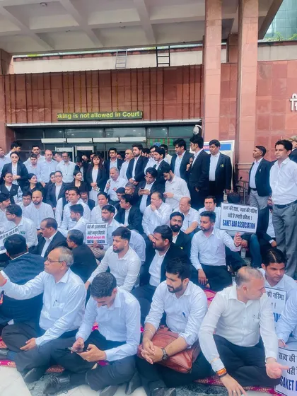 A wide shot of the protest organized by the Saket Bar Association. It is important for the legal fraternity to stand together for our rights.