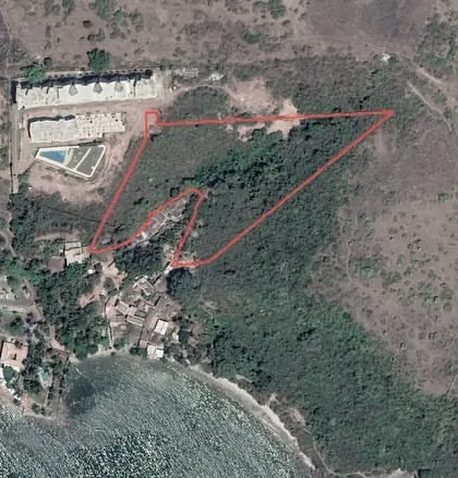 A satellite image indicating the location of the Dona Paula project. The site is a prime coastal plot with a significant slope, providing the perfect canvas for a masterplan that cascades from the mountain to the water.