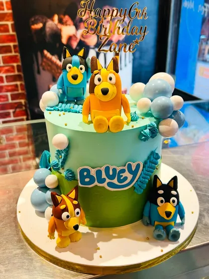 A fun Bluey-themed cake for Zane's 6th birthday, with fondant figures of the entire Heeler family.