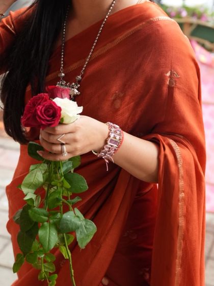 Another beautiful shot of the rust orange saree, holding a bouquet of roses. This saree is a story in itself.