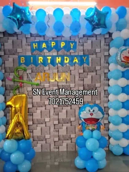 A simple yet fun Doraemon theme for a first birthday. This blue and white balloon frame is decorated with Doraemon foil balloons and a number '1' foil balloon.