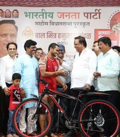 A moment of appreciation from the chief guest as Akshay receives his award.