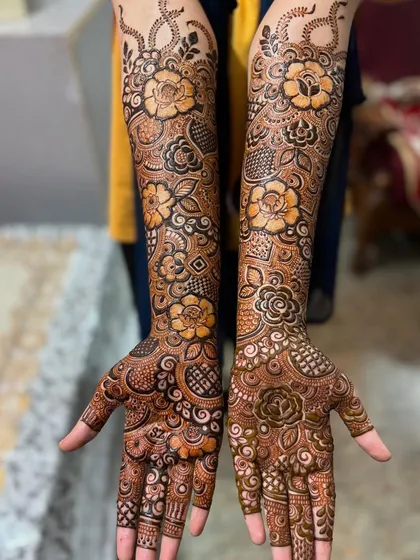 I have a real love for floral patterns. This dense, full-arm design combines bold flowers with delicate leaves and fillers for a look that is both modern and timeless. All done with my homemade organic henna.