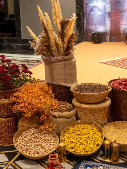 A feast for the eyes. I used a variety of spices and grains in woven baskets to create this rustic and aromatic decor element, adding an authentic and sensory touch to a traditional event.