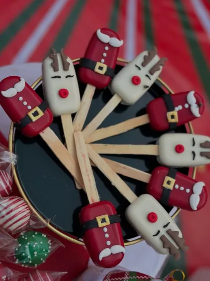 These adorable Santa and reindeer cakesicles are another fun treat for the holidays. They are perfect for party favors or as part of a larger dessert table.