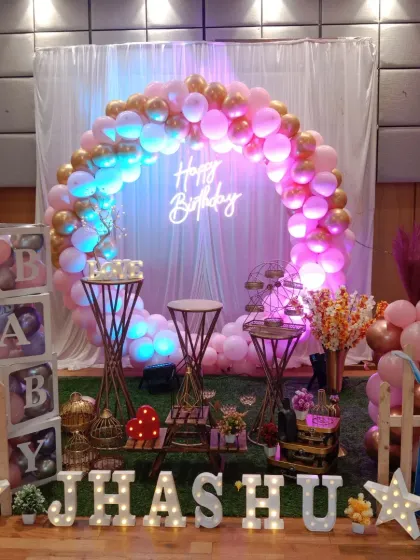 The lighting on this Frozen theme creates a magical glow, perfect for a princess party. The marquee letters for "Jhashu" add a personal touch.