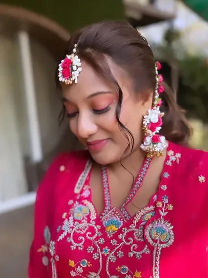A pop of color for this bride's pre-wedding look. I used a colored liner and a subtle base to create a fun and modern style, complemented by beautiful floral jewelry.