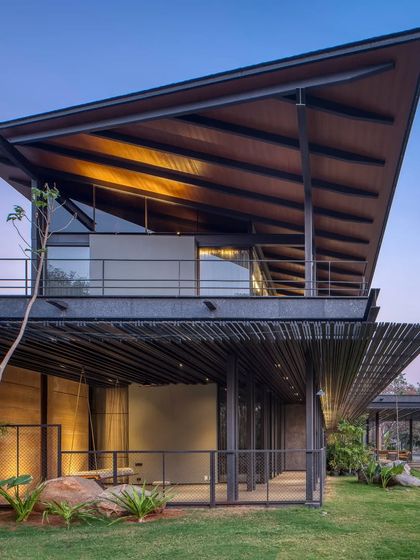 The completed Lakeshore house, where the architecture and the landscape are beginning their duet. The sharp lines of the metal frame are softened by the surrounding greenery.