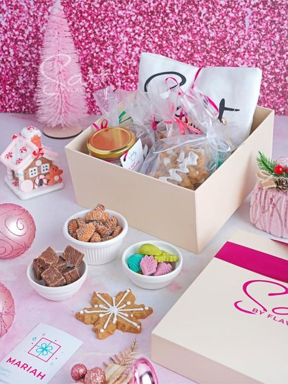 For the first time, I'm offering an eggless hamper option. You can swap out the boozy Christmas cake for my spiced gingerbread cookies. Sabko cake milna chahiye, right?