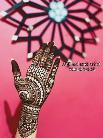 An elegant back-of-hand design with a contemporary feel. The swirling pattern creates a beautiful flow from the wrist to the fingers, suitable for any celebration.