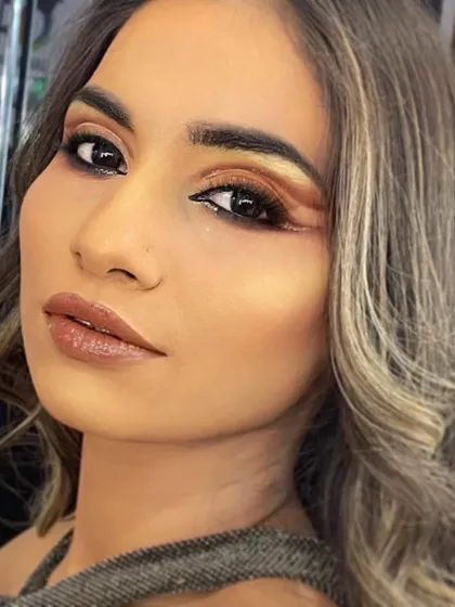 A closer look at the bronze makeup style. The lashes are carefully chosen to add volume without being too heavy, complementing the soft-glam aesthetic of the overall look.