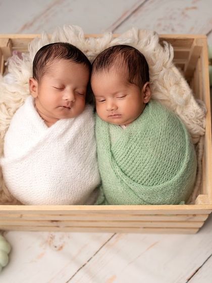 Double the love, double the cuteness! Posing newborn twins together requires extra care, and the result is always so precious.