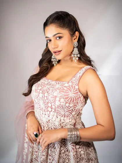 A portrait shot highlighting the beautiful threadwork on the outfit. We accessorized with silver bangles and statement jhumkas to enhance the ethnic feel of this promotional look.