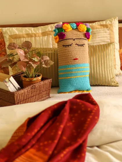 The Frida cushion adds a touch of personality to this bedspread. I believe every creative work is an expression of oneself, and this piece feels like a part of my heart.