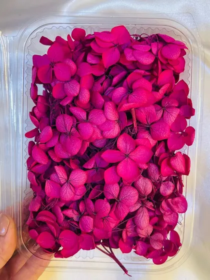 This box of rich magenta dried hydrangea flowers adds a bold and beautiful touch to any resin piece. The color is vibrant and consistent throughout the box.