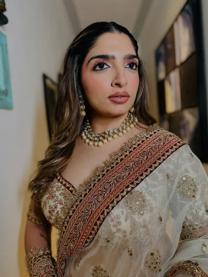 Turning heads with the softest glam. This look for a wedding guest features beautifully blended pink eyeshadow and a defined nude lip, creating a look that is both modern and sophisticated.