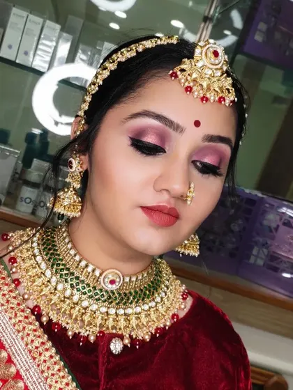 Another shot of this lovely bride, with her eyes closed to show the detail of the eyeshadow.
